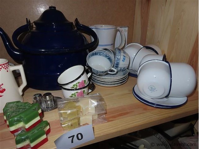 Emaille tassen en pot, keramiek, tandenborstelhouder blik enz…. - afbeelding 3 van  3