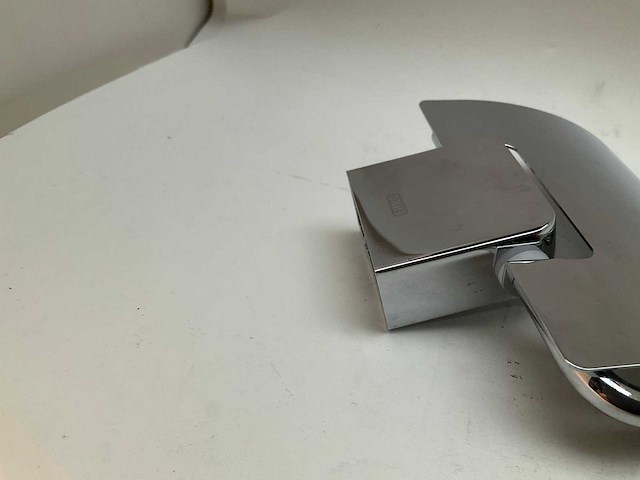 Emco trend toiletrolhouder met klep chroom - afbeelding 4 van  5