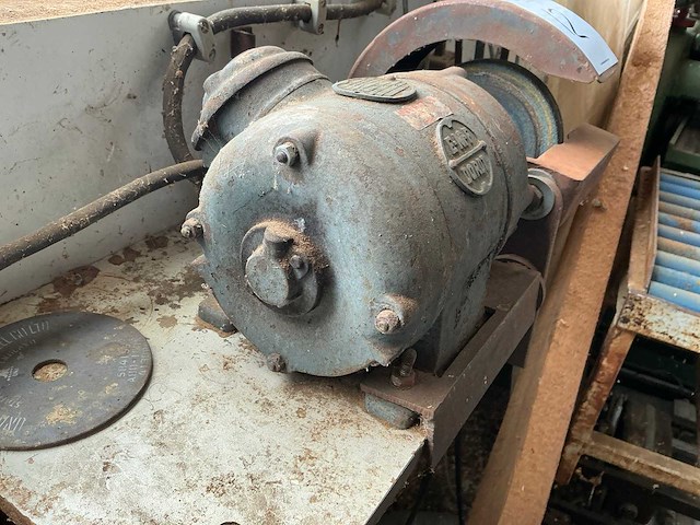 Emf vintagemodel werkbankslijpmachine - afbeelding 4 van  6