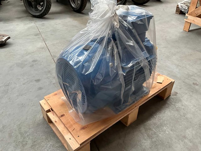Emk kae2g160m2 elektromotor - afbeelding 1 van  2
