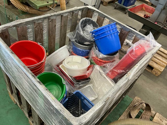 Emmer en divers tuingereedschap - afbeelding 1 van  8