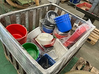 Emmer en divers tuingereedschap - afbeelding 1 van  8