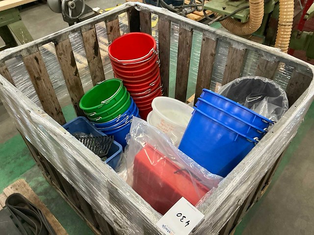 Emmer en divers tuingereedschap - afbeelding 2 van  8