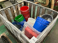 Emmer en divers tuingereedschap - afbeelding 2 van  8