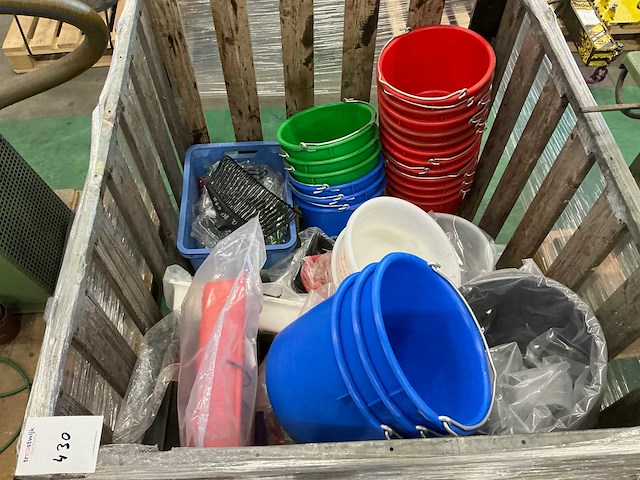 Emmer en divers tuingereedschap - afbeelding 3 van  8