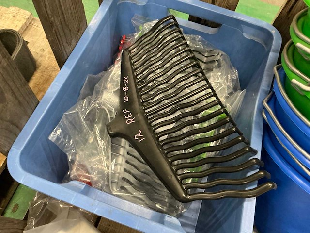 Emmer en divers tuingereedschap - afbeelding 5 van  8