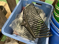 Emmer en divers tuingereedschap - afbeelding 5 van  8