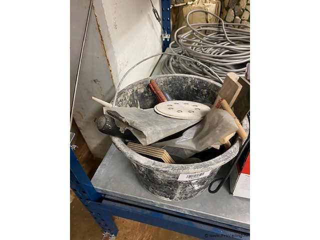 Emmer met diverse gereedschappen - afbeelding 1 van  1