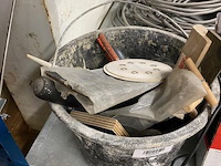 Emmer met diverse gereedschappen