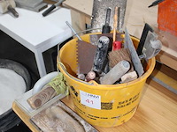 Emmer met stucadoorsgereedschappen - afbeelding 2 van  2