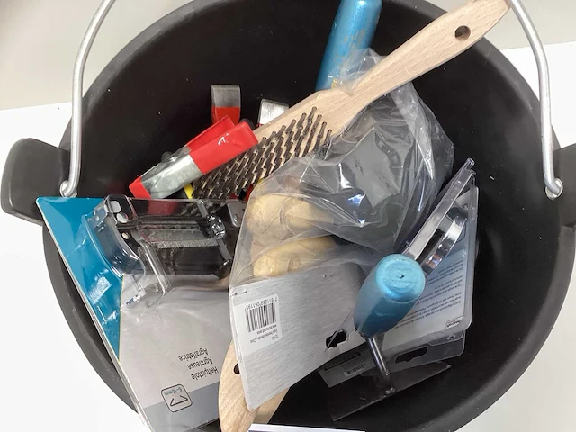 Emmer vol met diverse gereedschappen - afbeelding 6 van  7