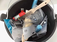 Emmer vol met diverse gereedschappen - afbeelding 6 van  7
