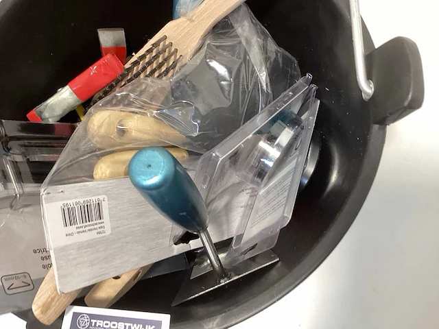 Emmer vol met diverse gereedschappen - afbeelding 1 van  7