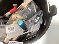 Emmer vol met diverse gereedschappen - afbeelding 1 van  7