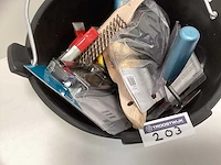 Emmer vol met diverse gereedschappen - afbeelding 2 van  7
