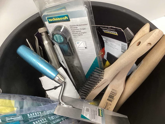 Emmer vol met diverse gereedschappen - afbeelding 3 van  6