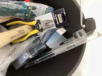 Emmer vol met diverse gereedschappen