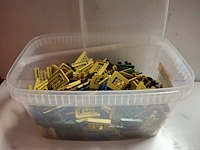 Emmer vol uitvulplaatjes (wigjes)