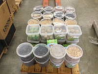 Emmers met divers vogelvoer (45x) - afbeelding 1 van  9