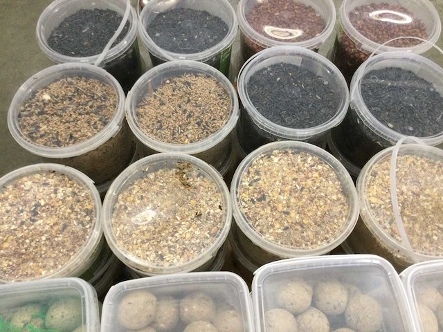 Emmers met divers vogelvoer (45x) - afbeelding 3 van  9