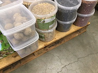 Emmers met divers vogelvoer (45x) - afbeelding 8 van  9