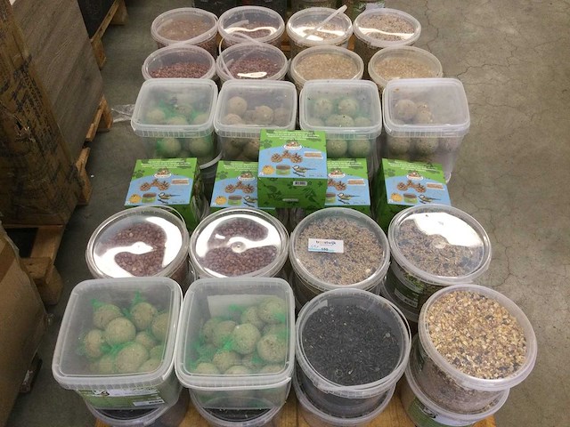 Emmers met divers vogelvoer (45x) - afbeelding 1 van  6