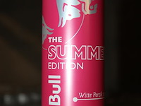 Energiedrank red bull summer edition witte perzik. 240 trays a 12 x 0,25l. 2880 blikken. tht 3-26. bod is i... - afbeelding 3 van  3