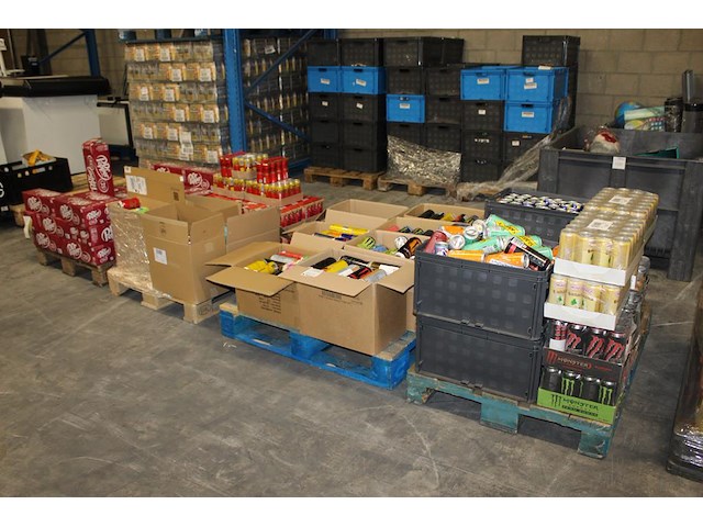 Energy dranken en frisdranken w.o. monster, coca cola, red bull, pepsi, sweppes, maaza, en dr pepper op 4 p... - afbeelding 1 van  5