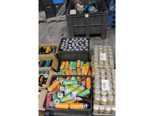 Energy dranken en frisdranken w.o. monster, coca cola, red bull, pepsi, sweppes, maaza, en dr pepper op 4 p... - afbeelding 2 van  5