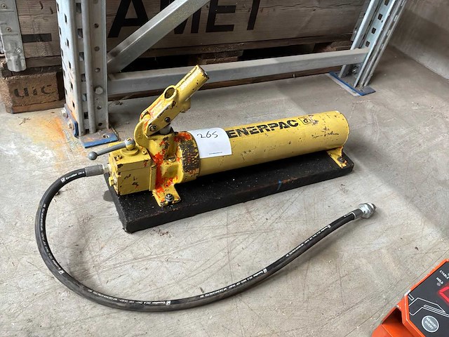 Enerpac handbediende hydraulische pomp - afbeelding 1 van  3