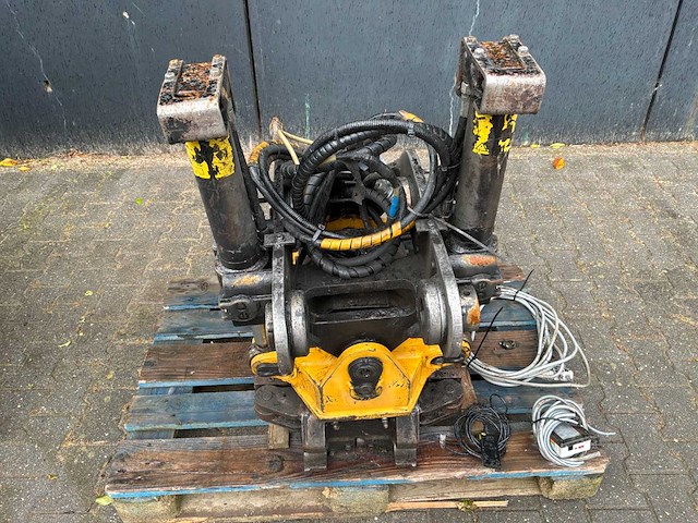 Engcon draaikantelstuk met gripper s45 - afbeelding 15 van  20