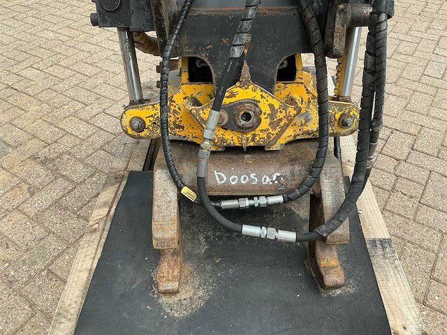 Engcon ec 15 draaikantelstuk s1 conector - afbeelding 12 van  15