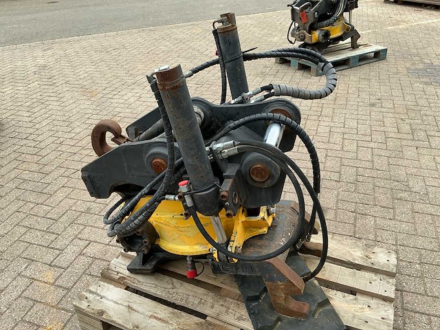 Engcon ec 15 draaikantelstuk s1 conector - afbeelding 10 van  14