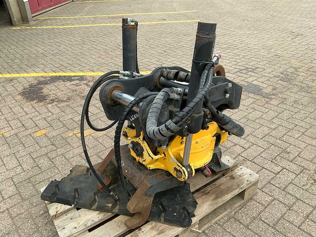 Engcon ec 15 draaikantelstuk s1 conector - afbeelding 1 van  14