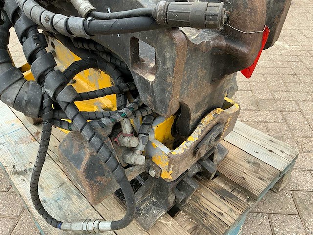 Engcon ec 15 draaikantelstuk s1 conector - afbeelding 10 van  10