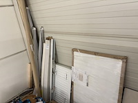 Enkele badkamer gerelateerde producten w.o. led lampen, pvc-pijp en radiator en metalstud profielen. - afbeelding 1 van  3