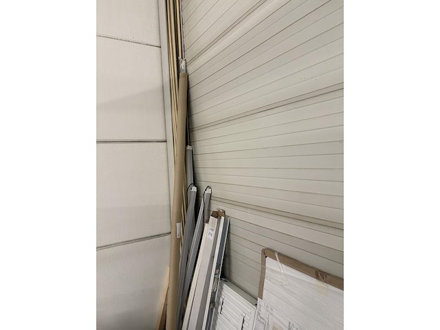 Enkele badkamer gerelateerde producten w.o. led lampen, pvc-pijp en radiator en metalstud profielen. - afbeelding 2 van  3