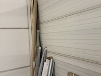 Enkele badkamer gerelateerde producten w.o. led lampen, pvc-pijp en radiator en metalstud profielen. - afbeelding 2 van  3