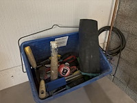 Enkele handgereedschappen in bak op ladekast w.o. schroevendraaiers, sleutels, hamer enz. - afbeelding 1 van  3