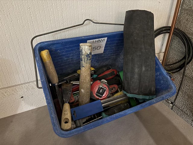 Enkele handgereedschappen in bak op ladekast w.o. schroevendraaiers, sleutels, hamer enz. - afbeelding 2 van  3