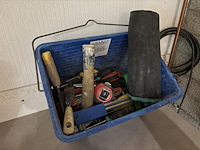 Enkele handgereedschappen in bak op ladekast w.o. schroevendraaiers, sleutels, hamer enz. - afbeelding 2 van  3