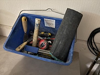 Enkele handgereedschappen in bak op ladekast w.o. schroevendraaiers, sleutels, hamer enz. - afbeelding 3 van  3