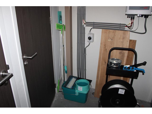 Enkele schoonmaakproducten w.o. swiffer en mop emmer. - afbeelding 1 van  2