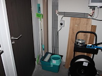 Enkele schoonmaakproducten w.o. swiffer en mop emmer. - afbeelding 1 van  2