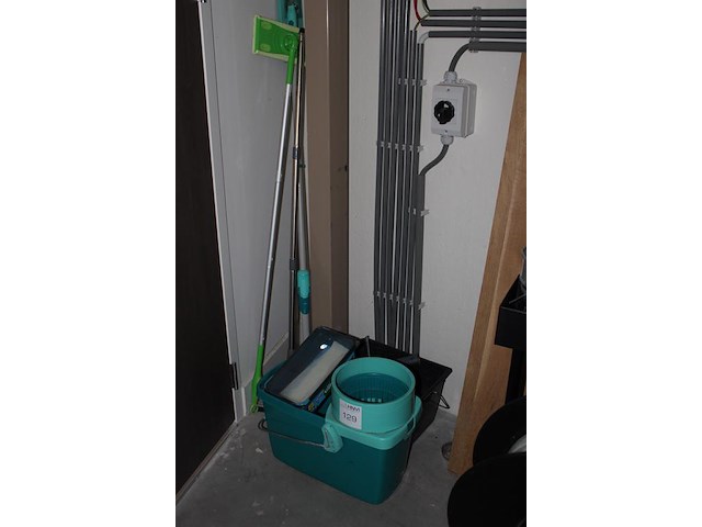 Enkele schoonmaakproducten w.o. swiffer en mop emmer. - afbeelding 2 van  2