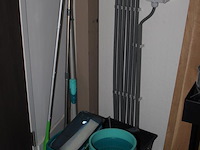 Enkele schoonmaakproducten w.o. swiffer en mop emmer. - afbeelding 2 van  2