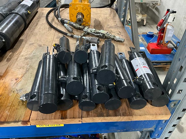 Enkelwerkende hydraulische cilinder (14x) - afbeelding 1 van  3