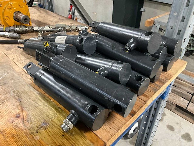 Enkelwerkende hydraulische cilinder (14x) - afbeelding 2 van  3