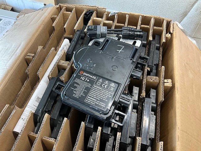 Enphase iq7+ omvormer (14x) - afbeelding 1 van  4