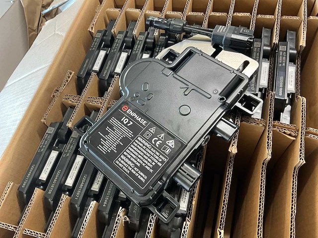 Enphase iq7 omvormer (16x) - afbeelding 1 van  3